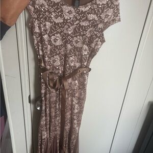 Chic Floral Lace Maxi Dress in Brown